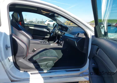 2013 Mercedes-Benz C 250 z USA, uszkodzony, nr VIN WDDGJ4HB8DF998898